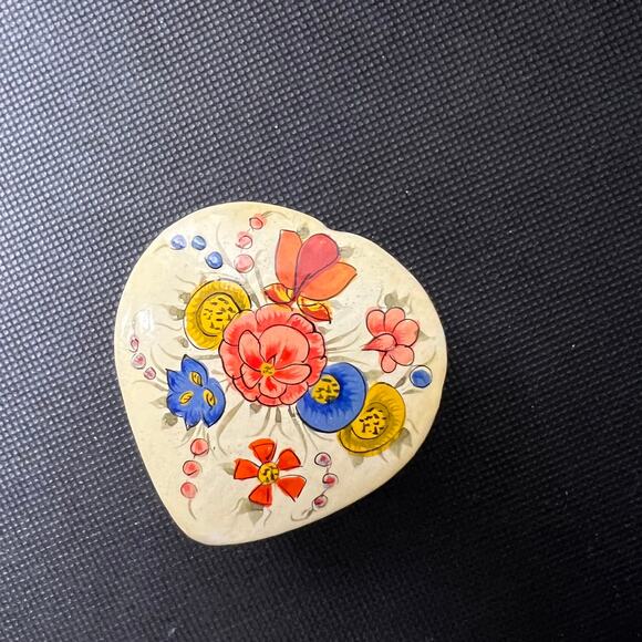 Vintage Heart Shaped Floral Trinket Box Hand Painted Folk Art Style - Picture 13 of 15